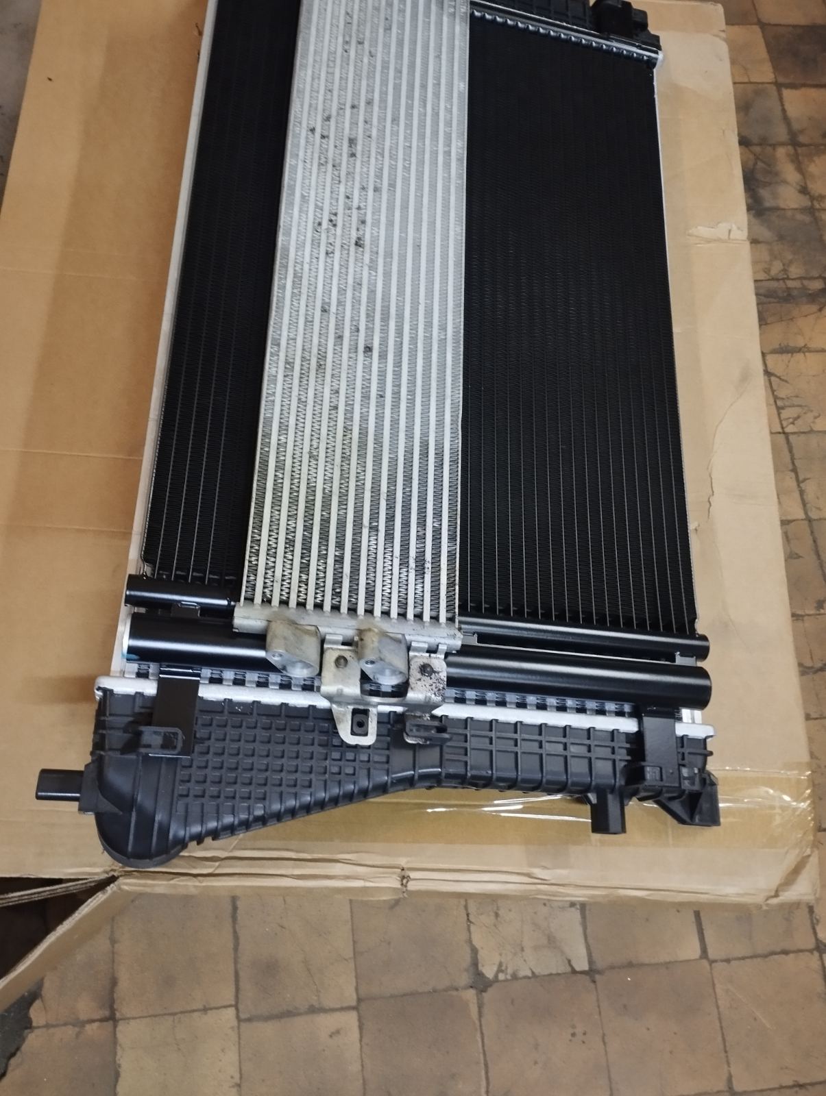 5QM145803D Радіатор интеркуллера Tiguan з вушками під радіатор АКПП, дуже гарної якості